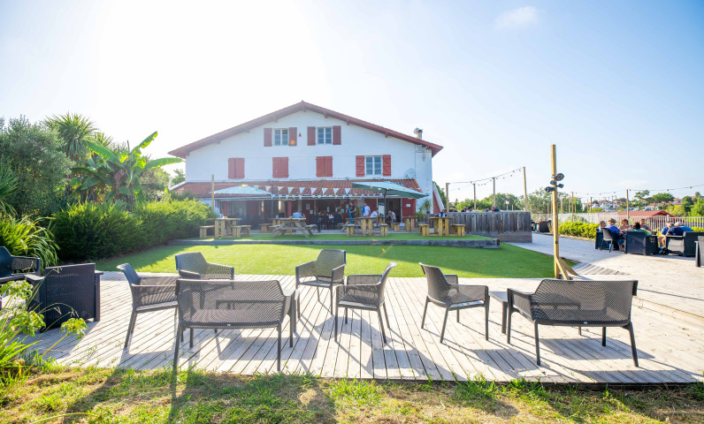 Camping met terras en uitzicht op de Pyreneeën in het Baskenland