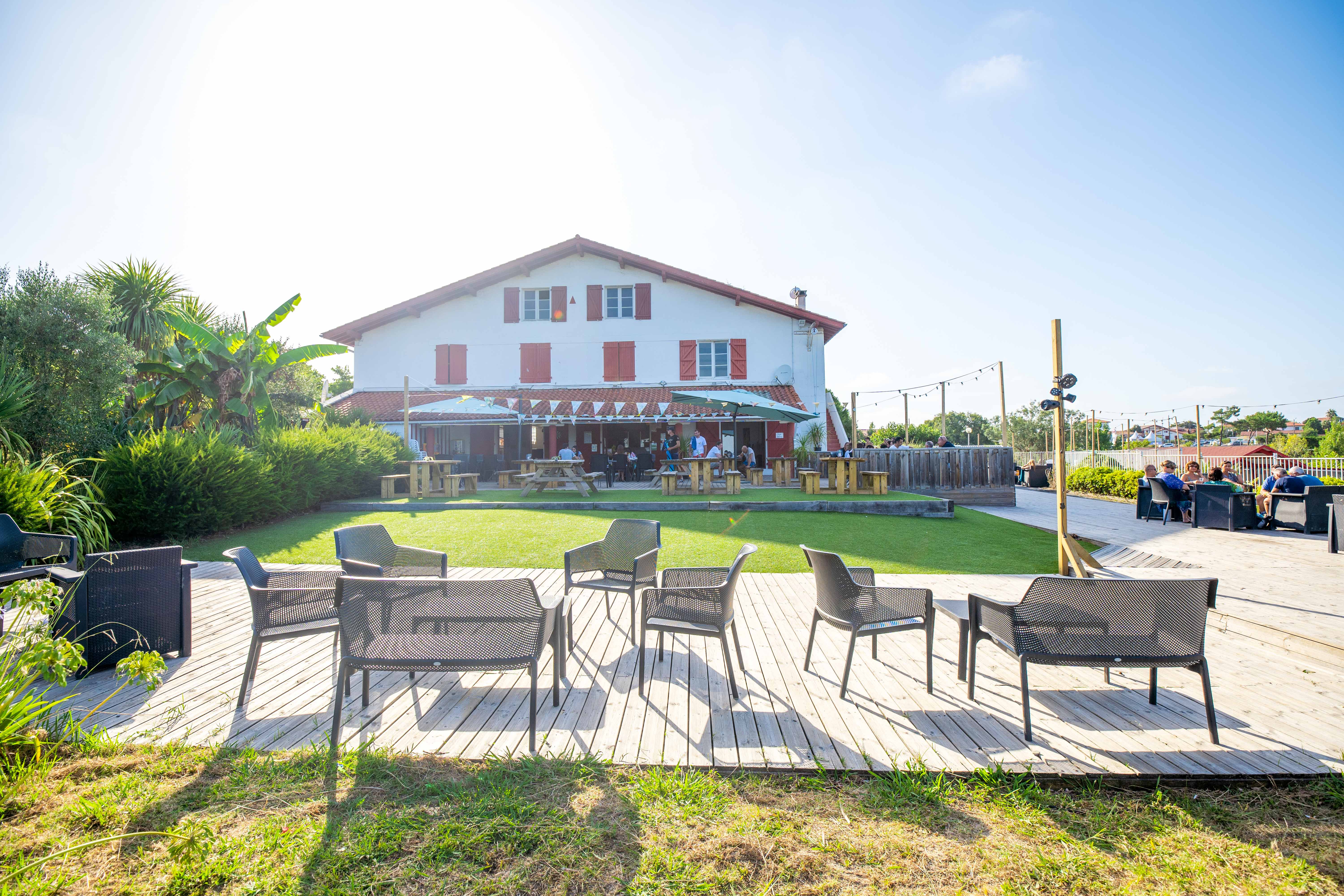Camping met terras en uitzicht op de Pyreneeën in het Baskenland